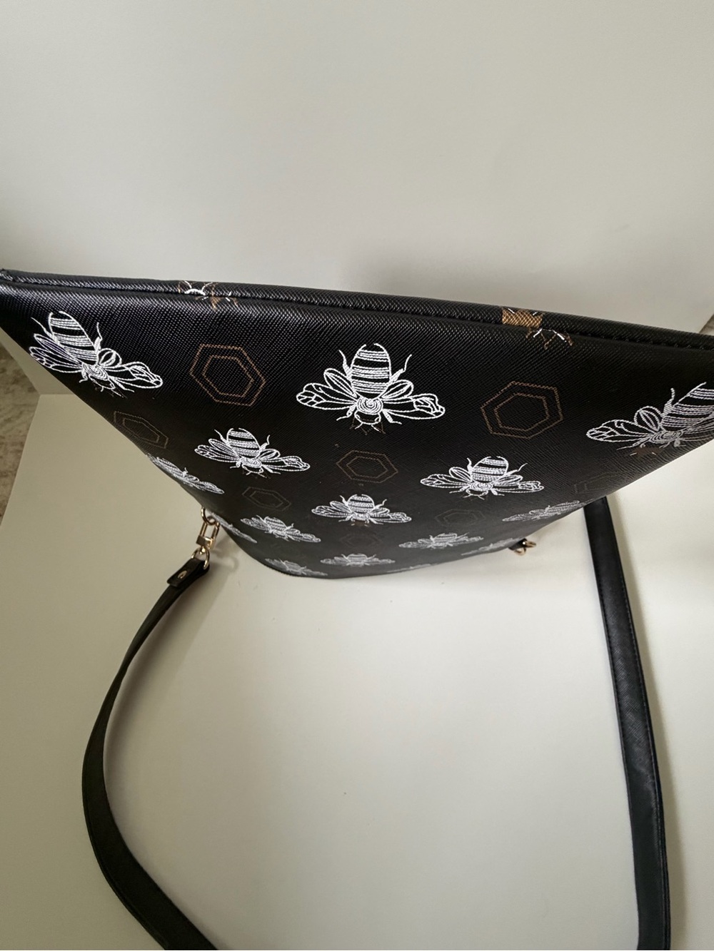Black Queen Bee Print Crossbody Bag - Picture 4 of 4